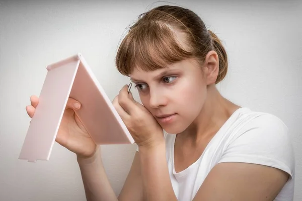 Mujer Joven Arrancando Cejas Con Pinzas Delante Del Espejo — Foto de Stock