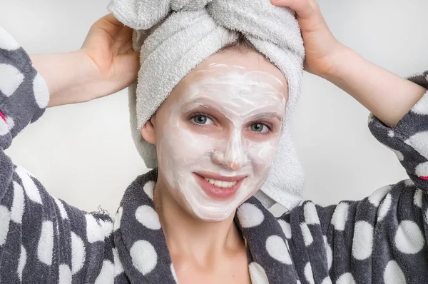 Mujer Atractiva Aplicando Mascarilla Facial Natural Crema Agria — Foto de Stock