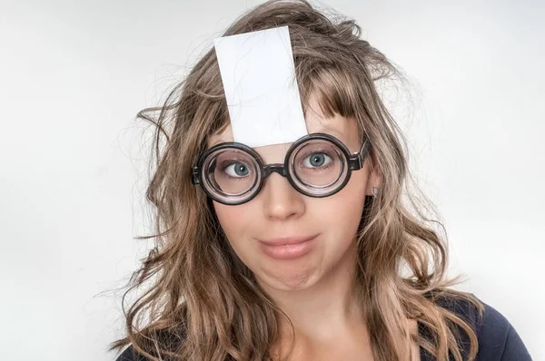 Retrato Una Mujer Divertida Con Papel Blanco Pegajoso Blanco Sobre — Foto de Stock