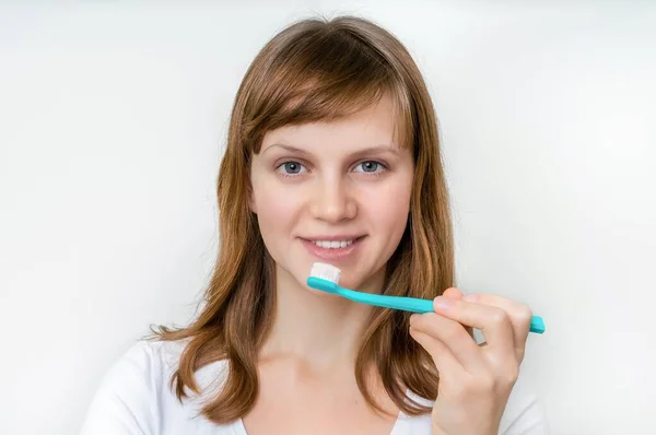 Женщина Чистит Зубы Зубной Щеткой Утром Концепция Стоматологической Помощи — стоковое фото