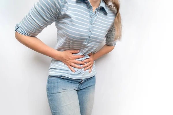 Mujer Con Dolor Estómago Sostiene Vientre Adolorido Concepto Dolor Corporal —  Fotos de Stock