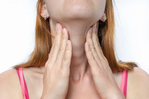 Vrouw Met Keelpijn Houdt Haar Pijnlijke Keel Lichaam Pijn Concept — Stockfoto