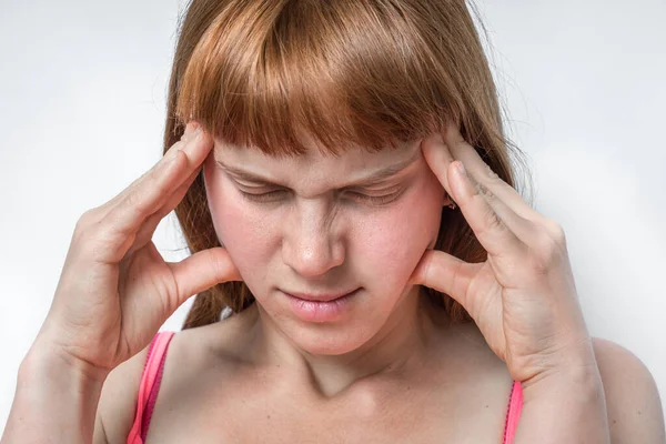 头痛或偏头痛的妇女抱着头痛的额头 身体疼痛的概念 — 图库照片