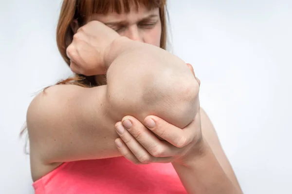 肘の痛みを持つ女性は彼女の痛みの腕を保持しています 体の痛みの概念 — ストック写真
