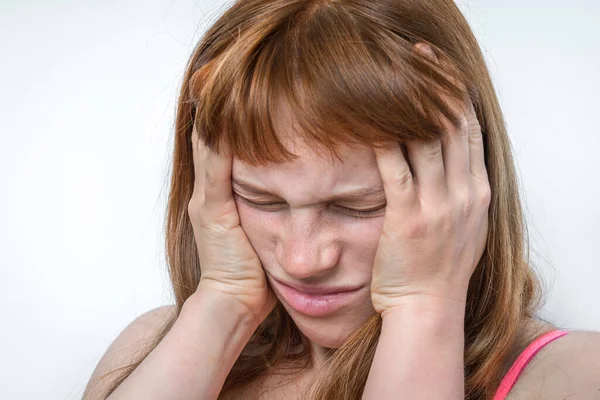 Mujer Con Dolor Cabeza Migraña Sostiene Dolor Frente Concepto Dolor — Foto de Stock