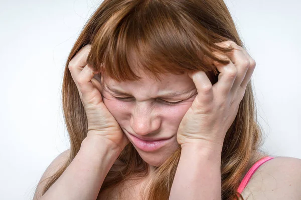 Mujer Con Dolor Cabeza Migraña Sostiene Dolor Frente Concepto Dolor — Foto de Stock