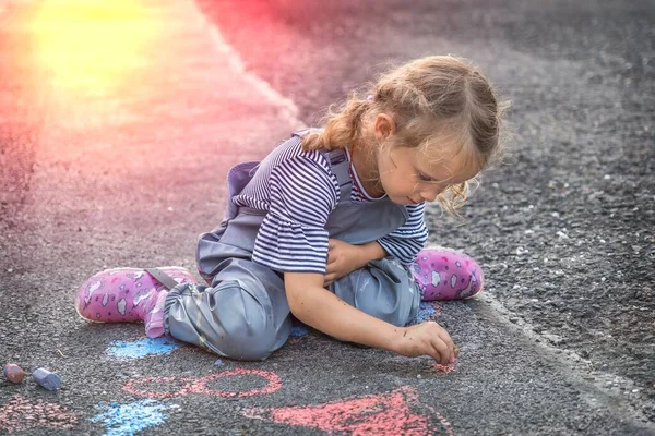 Маленький Ребенок Рисует Картинку Мелом Тротуаре После Дождя — стоковое фото