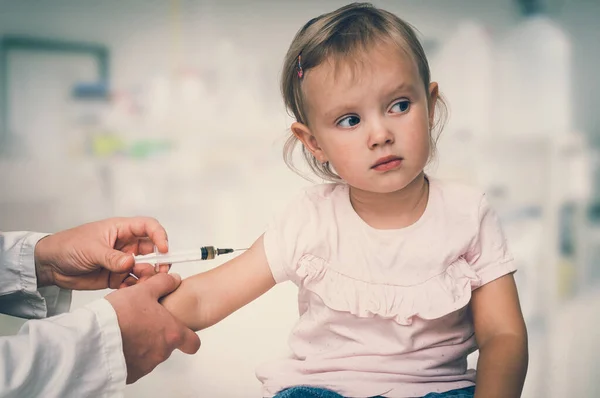 Pediater Arts Injecteert Vaccin Tegen Schouder Van Baby Vaccinatie Concept — Stockfoto