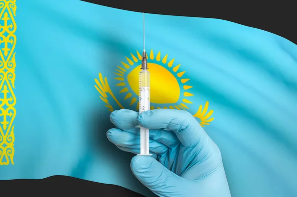 哈萨克斯坦的疫苗接种 在国旗背景下提供保护以免感染Covid 19的疫苗 — 图库照片