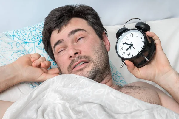 Hombre Cansado Con Despertador Quiere Despertarse Temprano — Foto de Stock