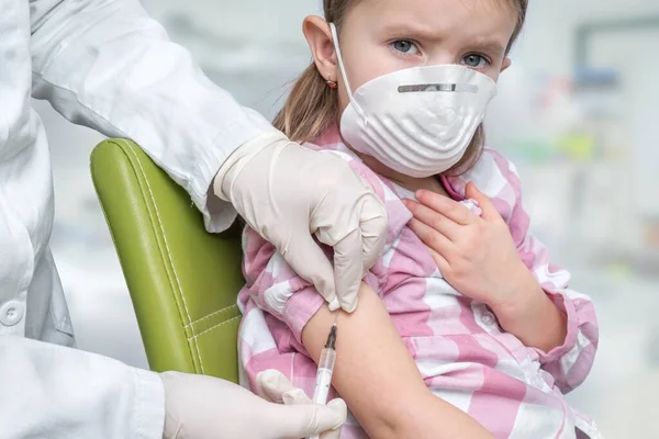 Arts Vaccineren Van Een Meisje Ter Bescherming Tegen Covid Vaccinatie — Stockfoto