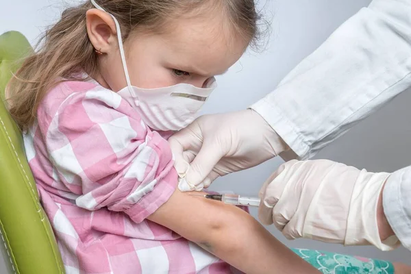 Médico Vacunando Una Niña Para Protegerla Contra Covid Concepto Vacunación — Foto de Stock