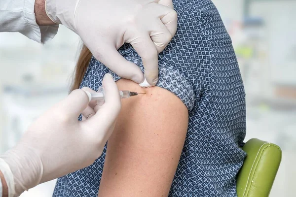 Médico Vacunando Una Mujer Para Protegerla Contra Covid Concepto Vacunación — Foto de Stock