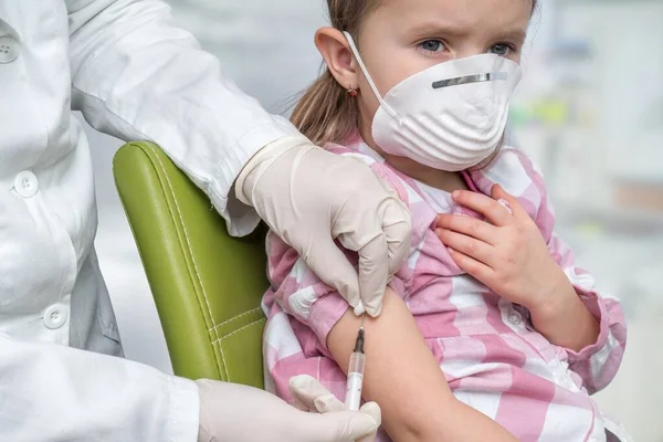 Arts Vaccineren Van Een Meisje Ter Bescherming Tegen Covid Vaccinatie — Stockfoto