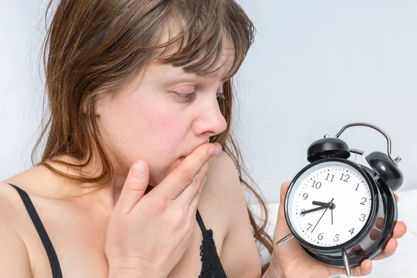 Shocked Woman Alarm Clock Comes Late Work Because She Oversleep — Stock Photo, Image