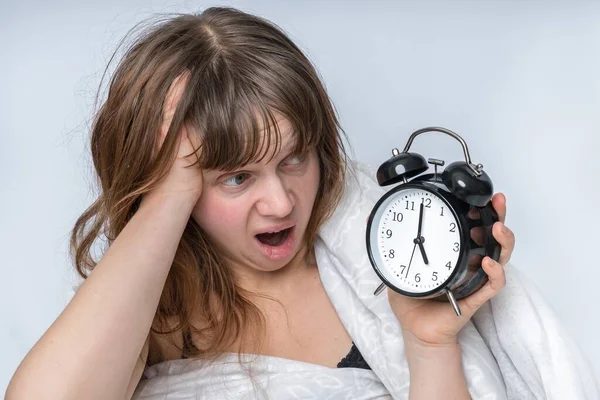 Çalar Saati Olan Yorgun Bir Kadın Erken Uyanmak Istemez — Stok fotoğraf