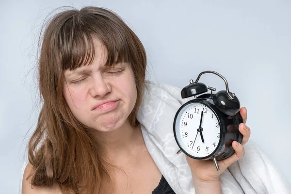 Çalar Saati Olan Yorgun Bir Kadın Erken Uyanmak Istemez — Stok fotoğraf