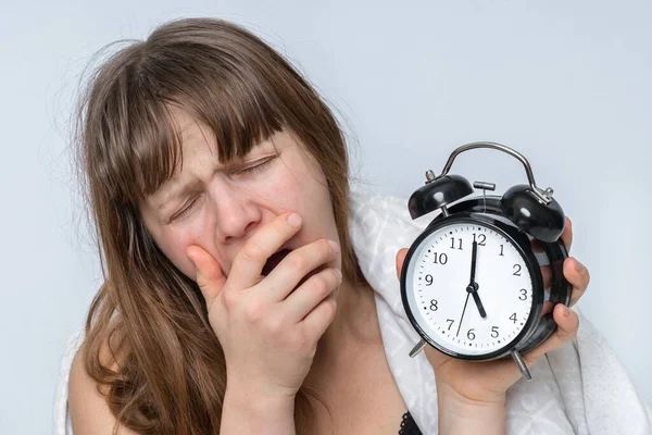 Çalar Saati Olan Yorgun Bir Kadın Erken Uyanmak Istemez Telifsiz Stok Imajlar