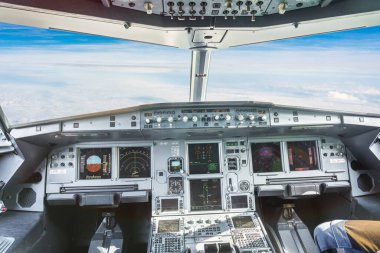 PRAG, CZECH Cumhuriyet - 7 Ağustos 2020: sivil uçağın içindeki uçak kokpiti