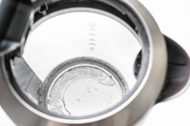 Beyaz kireçtaşı yüzeyi olan su ısıtıcısı - sert su kavramı