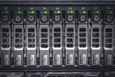 Sunucu odasında birçok HDD diski olan depolama sunucusu - veri merkezi konsepti