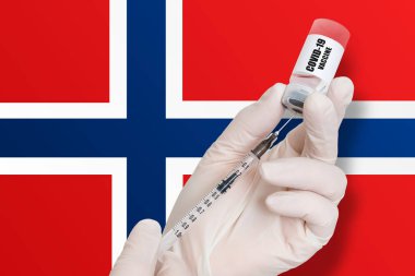 Norveç 'te aşı olmuş. Ulusal bayrağın arka planında Covid-19 'a karşı koruma aşısı.