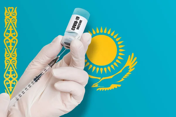 哈萨克斯坦的疫苗接种 在国旗背景下提供保护以免感染Covid 19的疫苗 — 图库照片