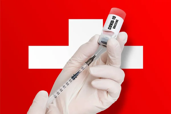 在瑞士接种疫苗 在国旗背景下提供保护以免感染Covid 19的疫苗 — 图库照片