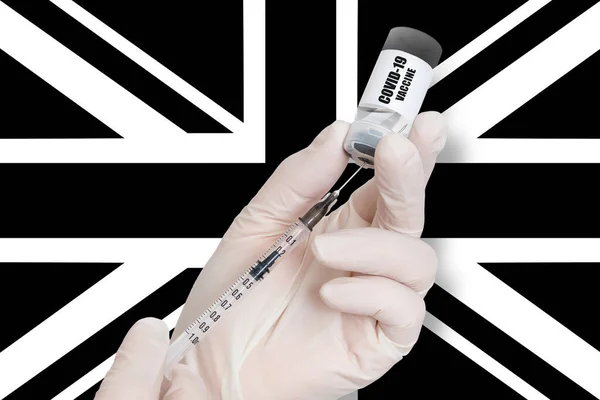 联合王国的疫苗接种 在黑白相间的国旗背景下接种防止Covid 19的疫苗 — 图库照片
