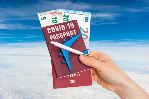 Covid Passaporto Viaggiare Gratis Attraverso Mondo Con Modello Aereo Mani Immagini Stock Royalty Free