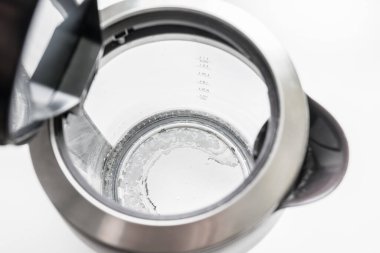 Beyaz kireçtaşı yüzeyi olan su ısıtıcısı - sert su kavramı