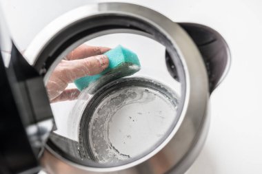 Beyaz kireçtaşı yüzeyi olan su ısıtıcısı - sert su kavramı