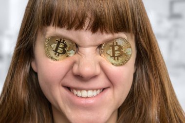 Gözlerinin önünde bozuk paralarla gülümseyen kadın.