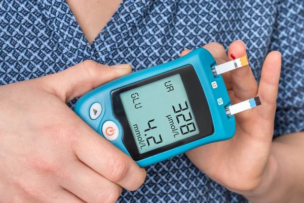 Vrouw Controleert Urinezuur Suikerspiegel Van Bloed Met Glucose Urinezuurmeter — Stockfoto