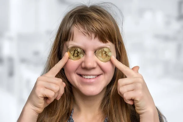 Mulher Sorridente Com Moedas Bitcoin Frente Seus Olhos — Fotografia de Stock