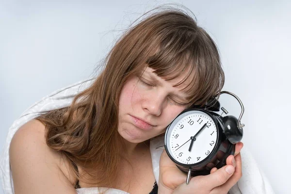 Mujer Cansada Con Despertador Quiere Despertarse Temprano — Foto de Stock
