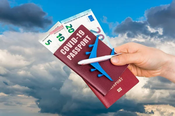 Paszport Covid Swobodnego Podróżowania Świecie Modelem Samolotu Rękach Kobiety — Zdjęcie stockowe