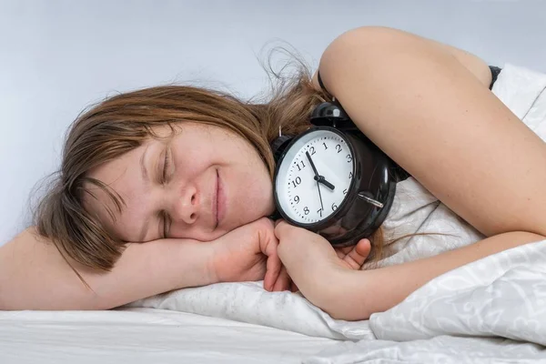 Mujer Dormida Almohada Con Despertador Antes Despertar — Foto de Stock