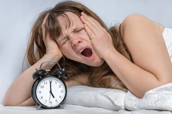 Mujer Cansada Con Despertador Quiere Despertarse Temprano — Foto de Stock