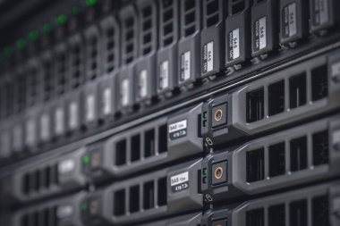 Sunucu odasında birçok HDD diski olan depolama sunucusu - veri merkezi konsepti