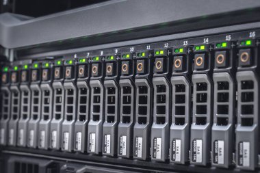 Sunucu odasında birçok HDD diski olan depolama sunucusu - veri merkezi konsepti