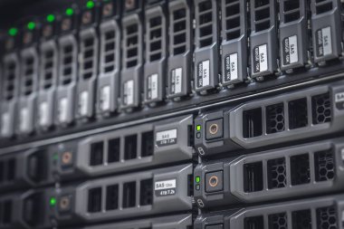 Sunucu odasında birçok HDD diski olan depolama sunucusu - veri merkezi konsepti