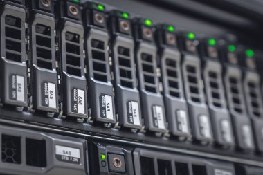Sunucu odasında birçok HDD diski olan depolama sunucusu - veri merkezi konsepti