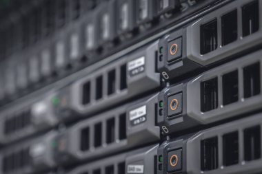 Sunucu odasında birçok HDD diski olan depolama sunucusu - veri merkezi konsepti