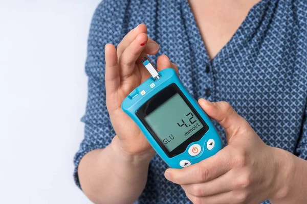 Mulher Com Diabetes Está Verificando Nível Açúcar Sangue Com Medidor — Fotografia de Stock