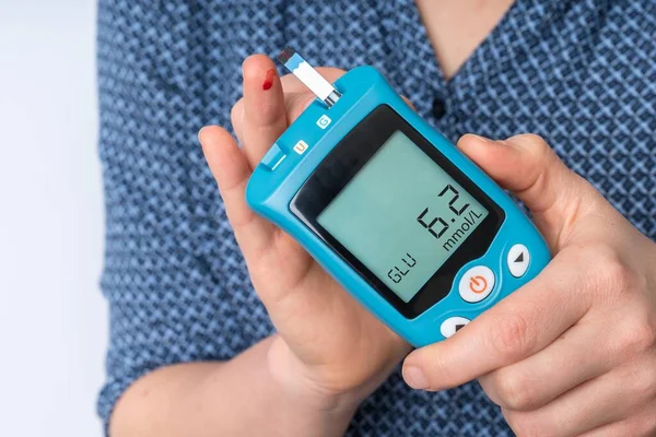 Kvinnan Med Diabetes Kontrollerar Blodsockernivån Med Glukosmätare — Stockfoto