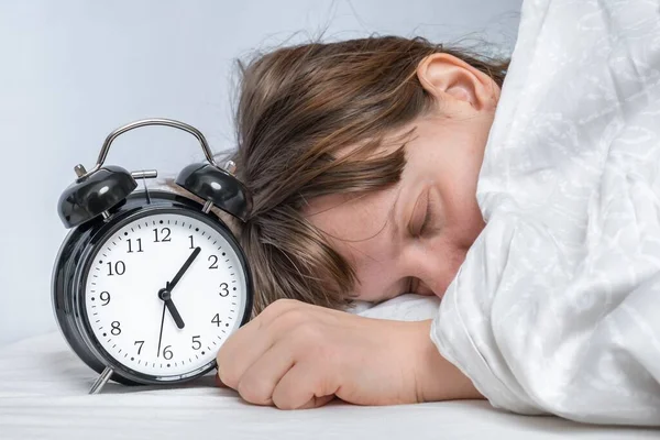 Wanita Tidur Bantal Dengan Jam Alarm Sebelum Bangun Tidur — Stok Foto