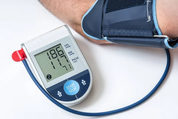 Monitor Pressão Arterial Com Alto Nível Pressão Tela Conceito Hipertensão — Fotografia de Stock