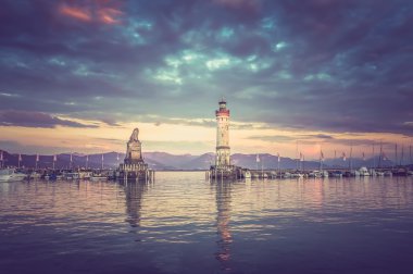 Lindau liman feneri ile güzel bir akşam deniz manzarası -