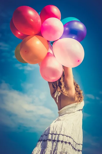 Chica feliz jugando con globos - estilo retro y vintage — Foto de Stock